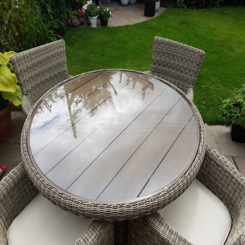 Round glass deals for outdoor table